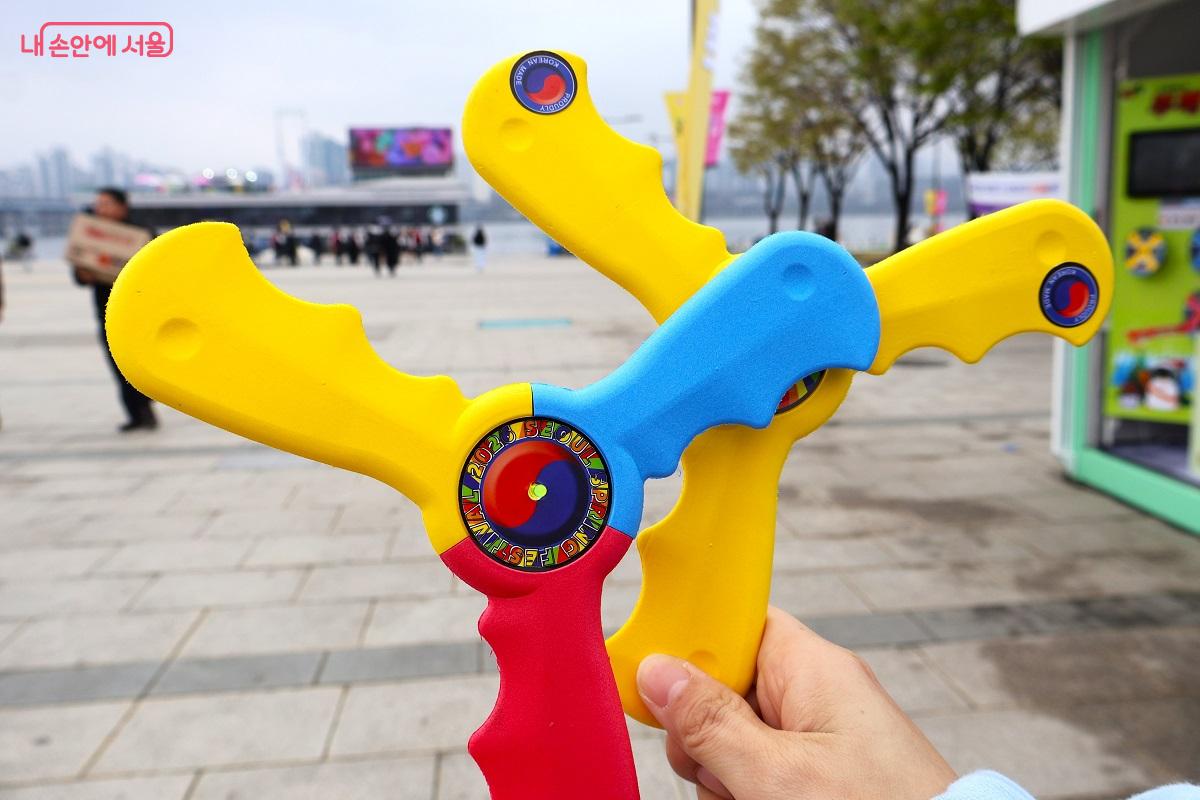 K-부메랑 협회 부스에서 직접 날려본 알록달록한 체험용 부메랑 ⓒ이봉덕