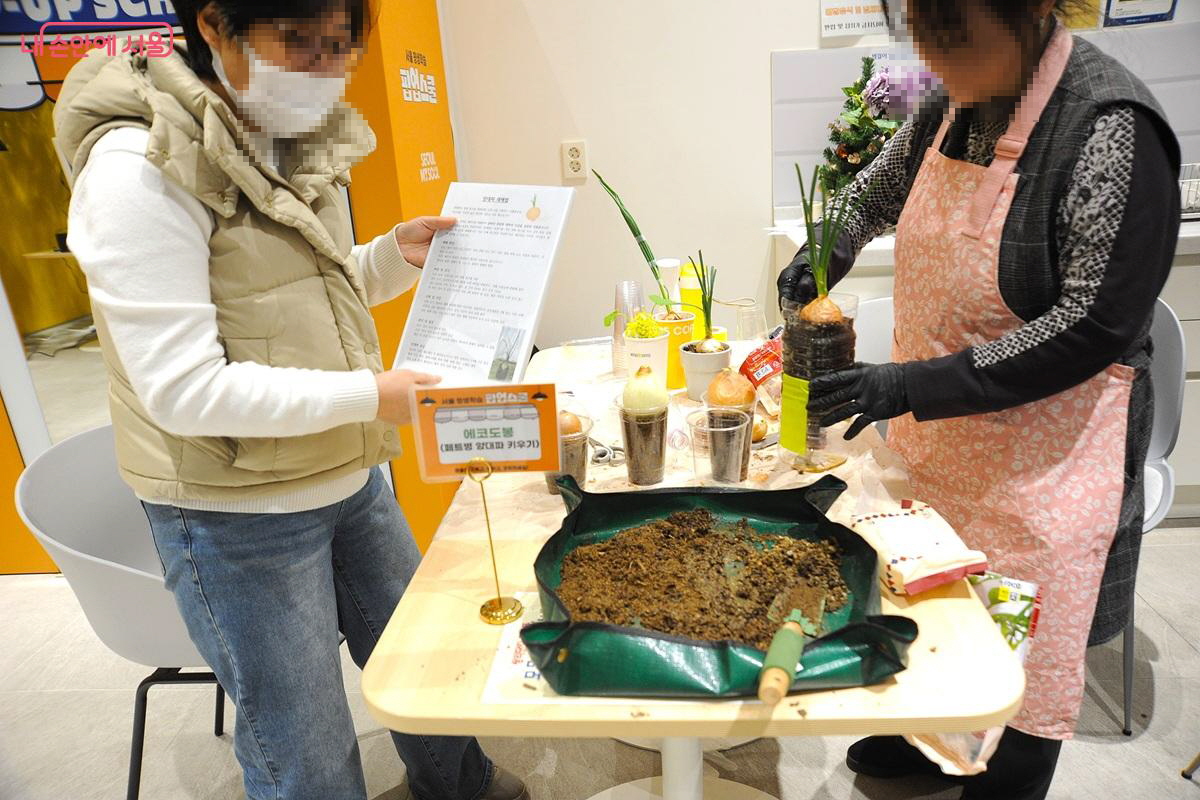 &lsquo;팝업스쿨&rsquo; 개강 기념 러닝숍 체험 행사로 진행된 &lsquo;페트병 활용 양대파 키우기&rsquo; 시범 &copy;조수봉