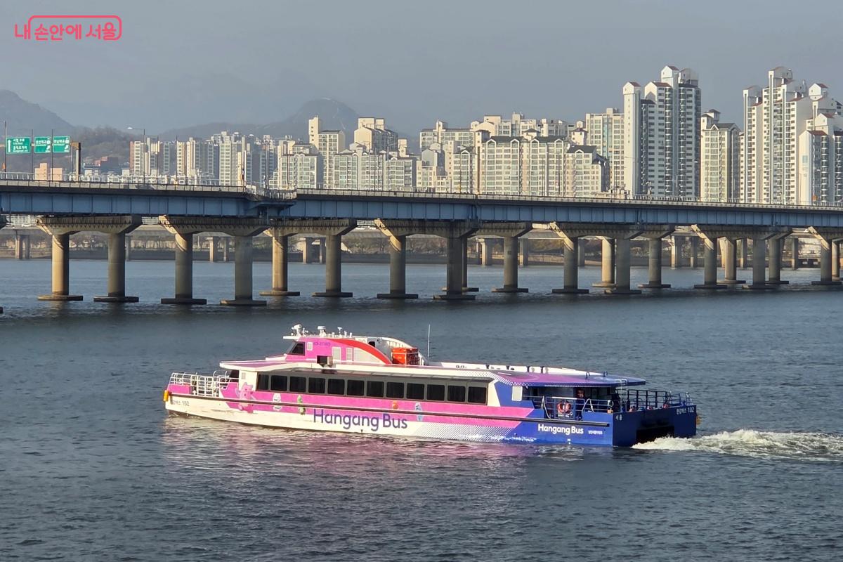 마곡행 한강버스가 출발해 마포대교를 향해 간다. &copy;김미선
