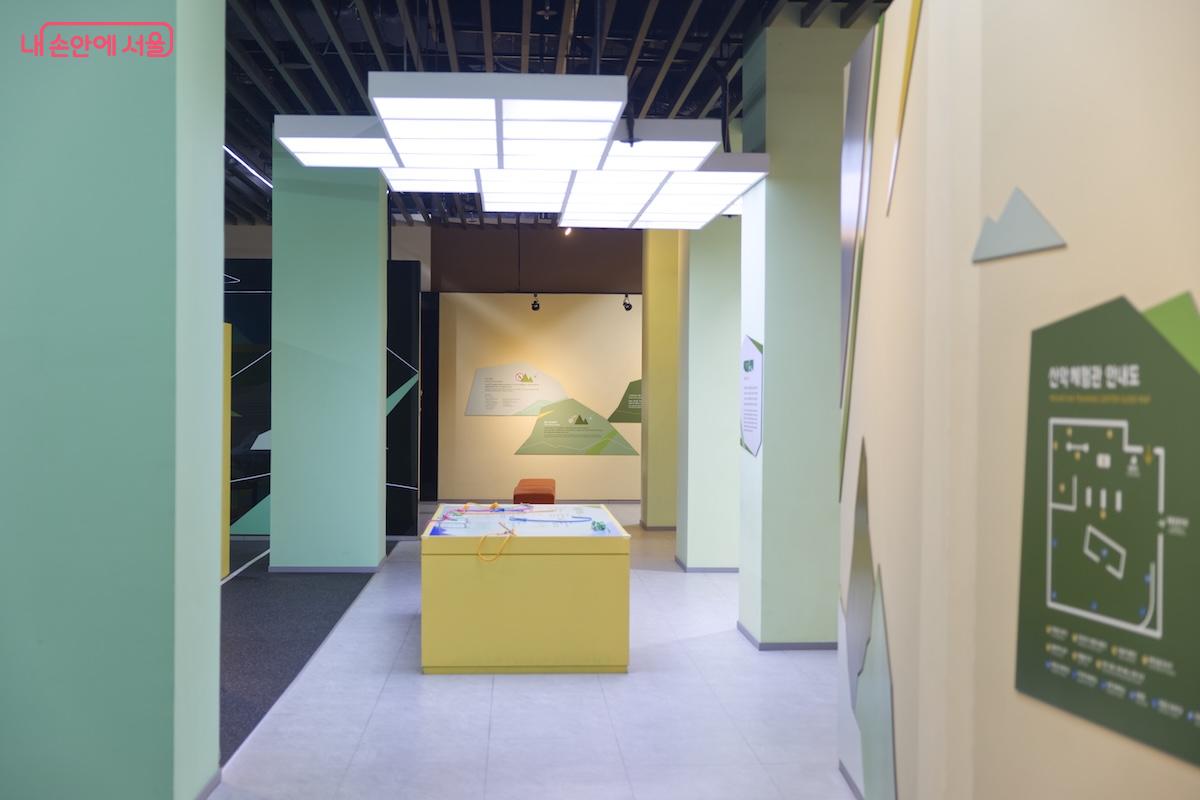 작명 센스가 돋보이는 우이동 산악문화HUB의 실내 전시 공간 ©서지희