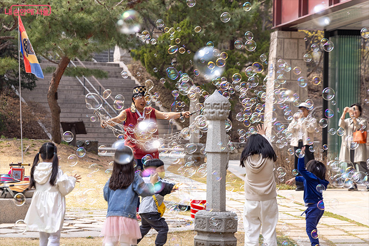 서울역사박물관과 경희궁 일대에서 어린이날을 맞아 다양한 문화행사가 열린다. 사진은 어린이박물관 개관행사.