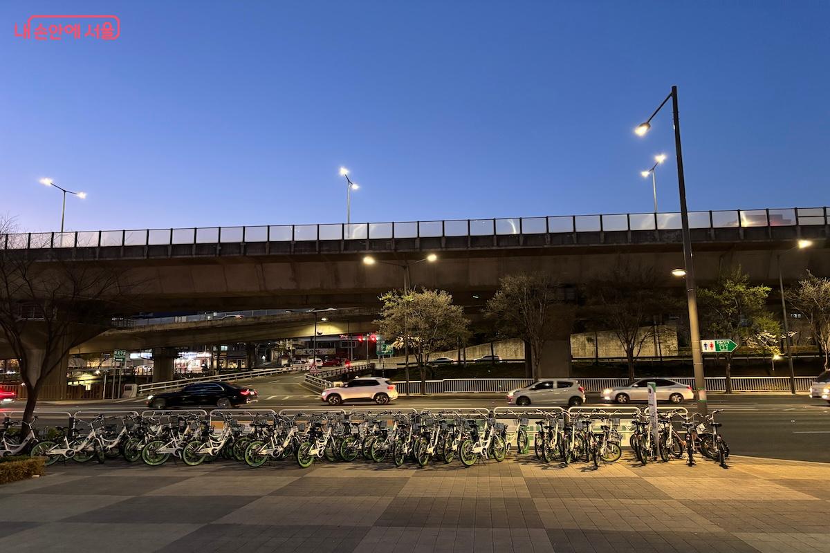 마포중앙도서관 앞 공공자전거 따릉이 대여소 &copy;이혜원