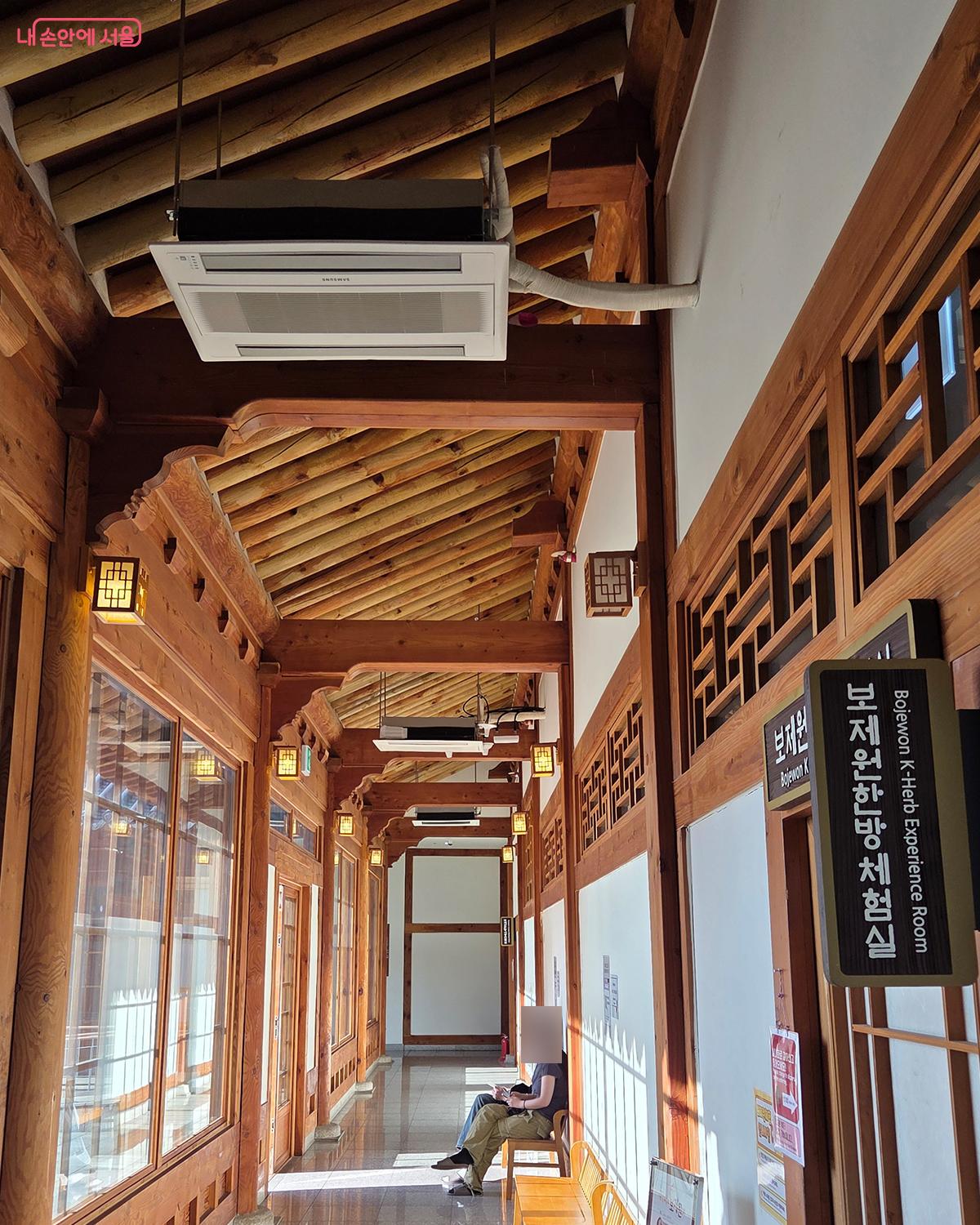 전통 한옥의 멋과 현대적 감각이 조화를 이룬 인테리어가 돋보인다. &copy;이다현