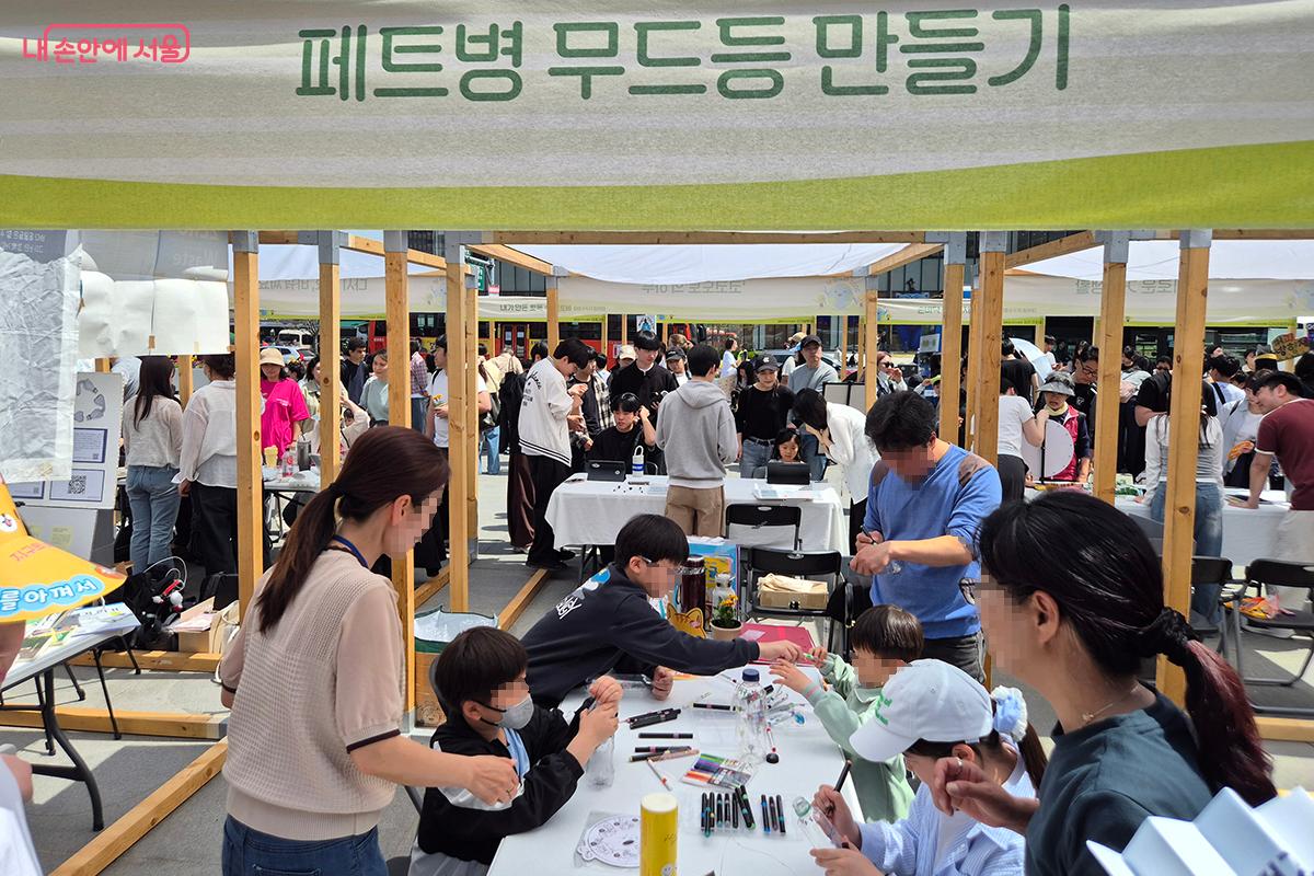 버려진 페트병으로 무드등을 만들며 자원 재활용을 실천한다. &copy;정향선