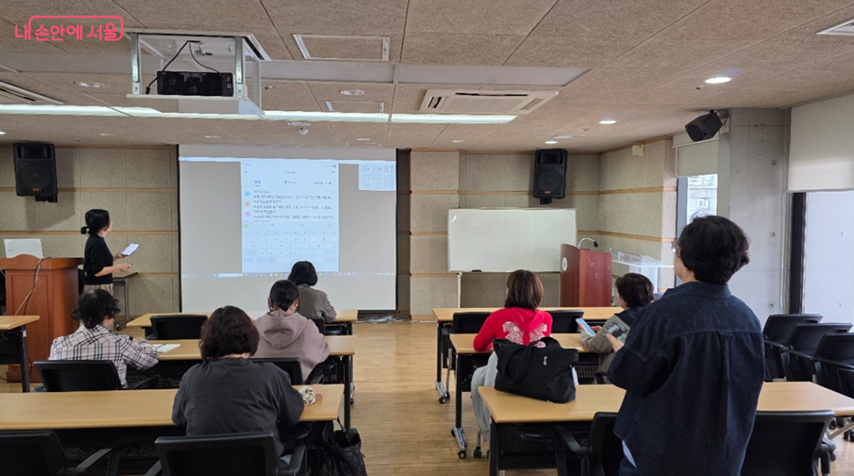 강서50+센터 ‘지역주민 실용 AI 교육 서비스' 현장 ©최용수