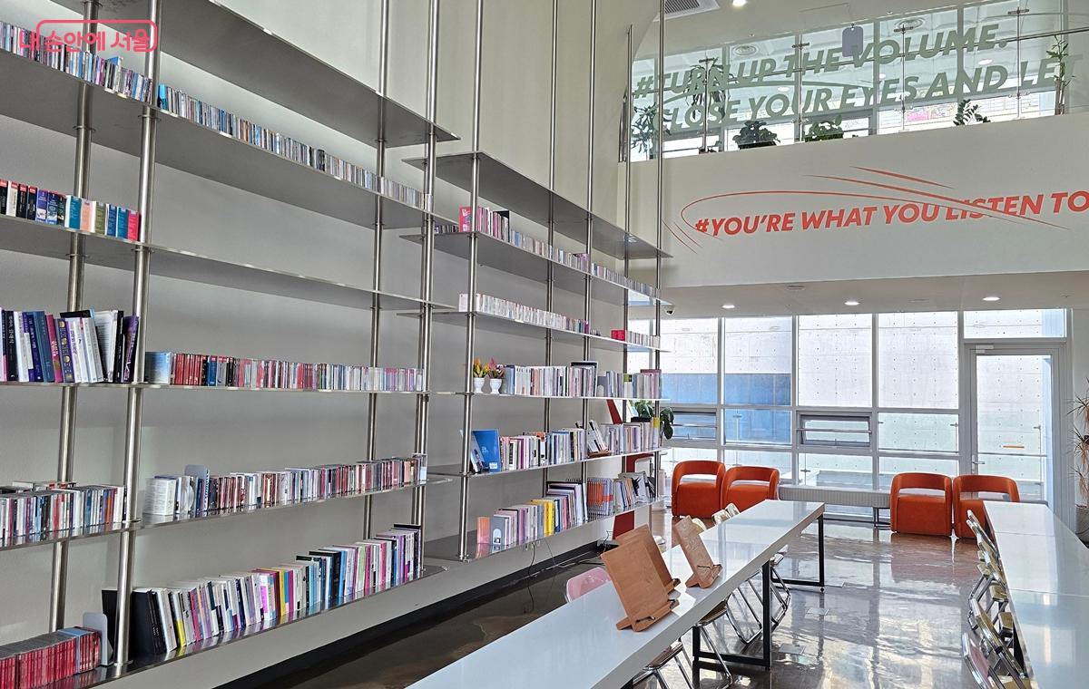 5층 뮤직 라이브러리와 휴게 공간 &copy;조성희