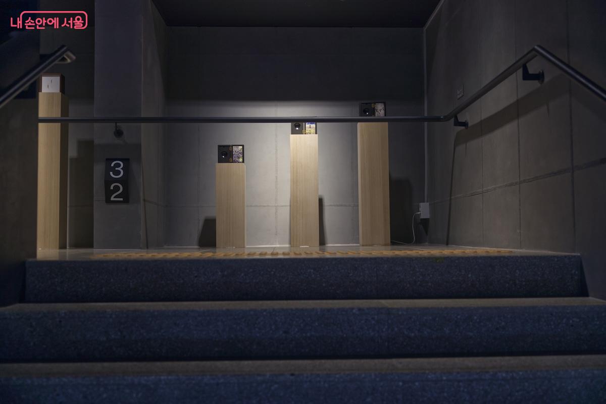 각 층을 이동하는 계단실까지 예술적인 작품이 배치되어 있는 서울시립 사진미술관 &copy;임중빈