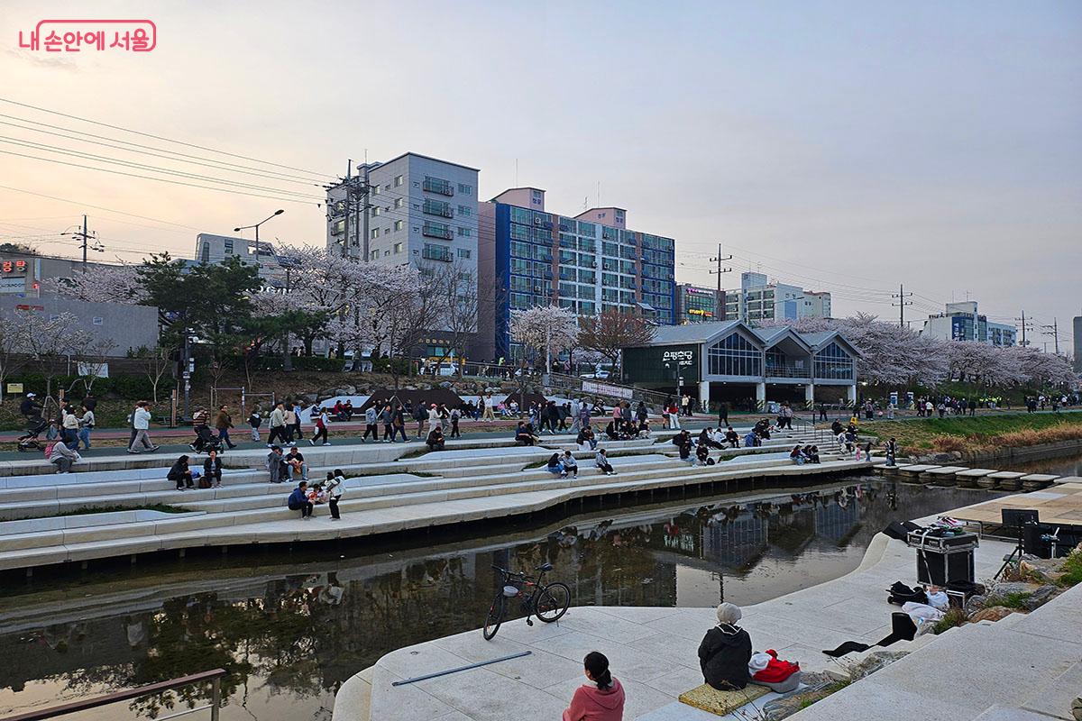 수변 쉼터에서 휴식하는 시민들.ⓒ이정민