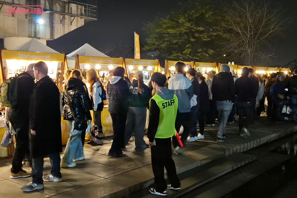 안전요원들이 적재적소에 배치되어 안전 사고 예방을 위해 신경쓰는 모습이 인상깊다.