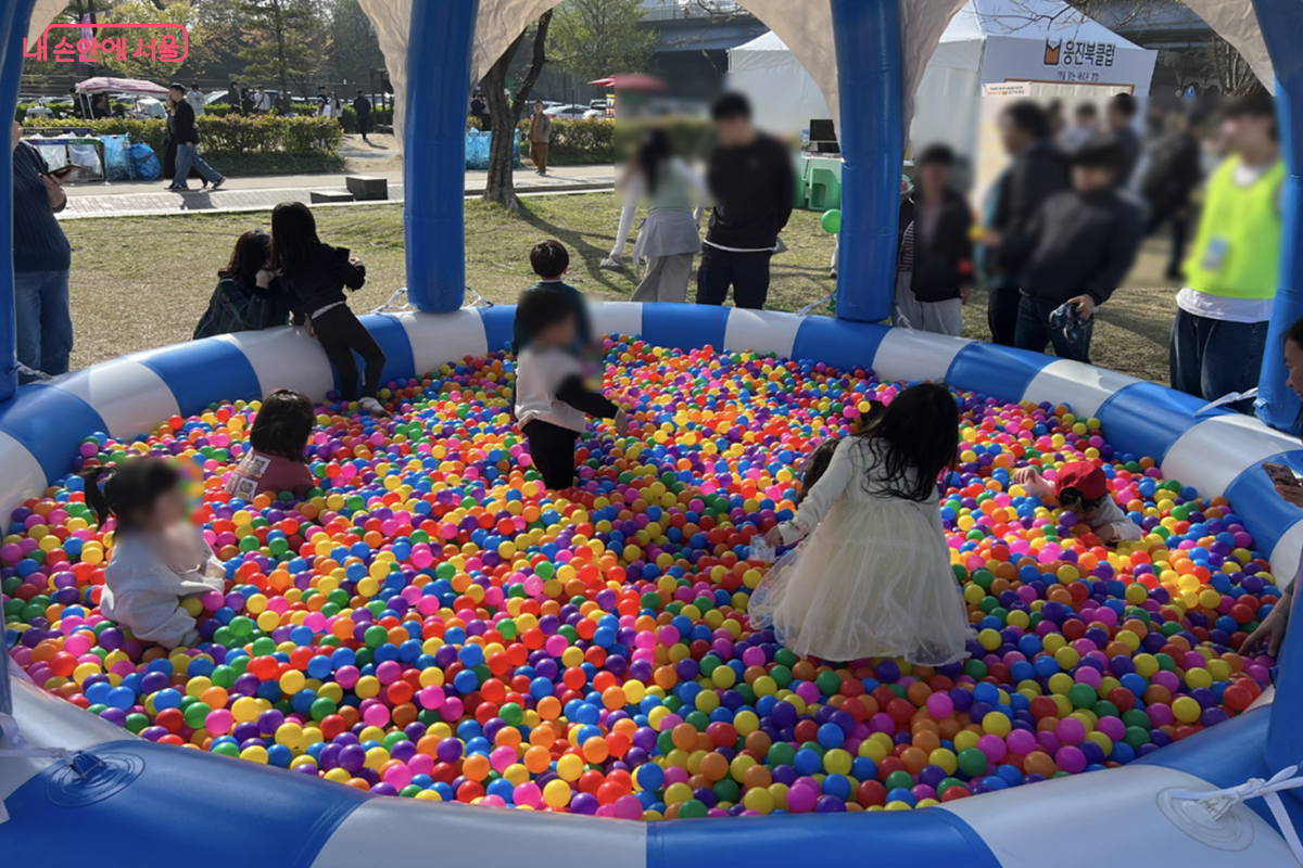 한강공원 및 녹지공원 등 총 30여 곳에서 열리는 '여기저기 서울형 키즈카페' ©김경선