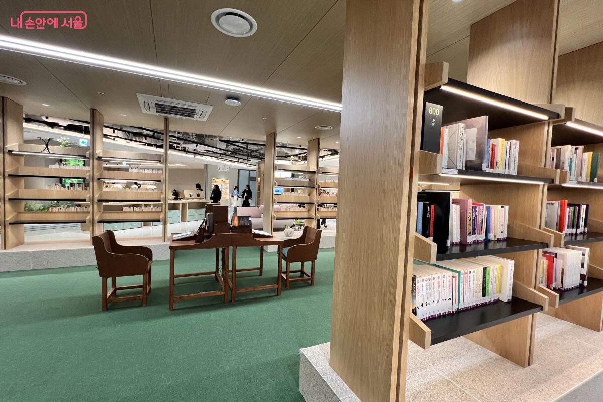 혼자 혹은 따로 독서나 사색하기에 좋은 장소가 곳곳에 있다. &copy;박지영  