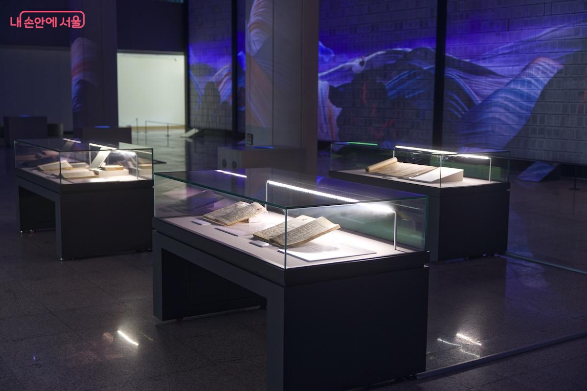 열린마당이라는 신기한 전시공간에서 만나는 '왕사남' 관련 고문헌 특별전 &copy;서지희