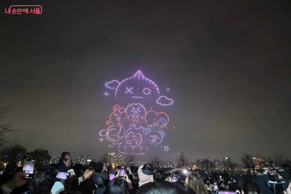 BTS 형상 드론 연출에 외국인 관람객들의 환호가 터져나왔다. ⓒ최현우