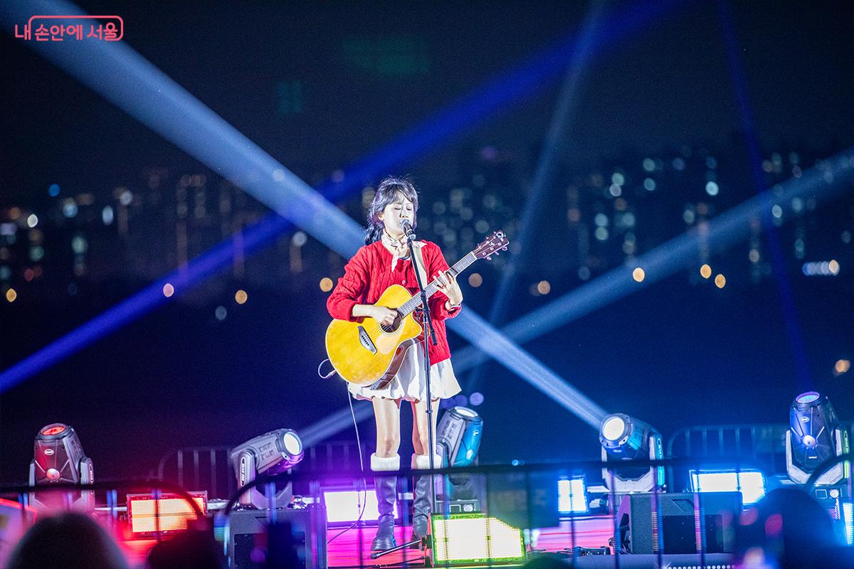 노래하는 싱어송라이터 모습 ©장신자