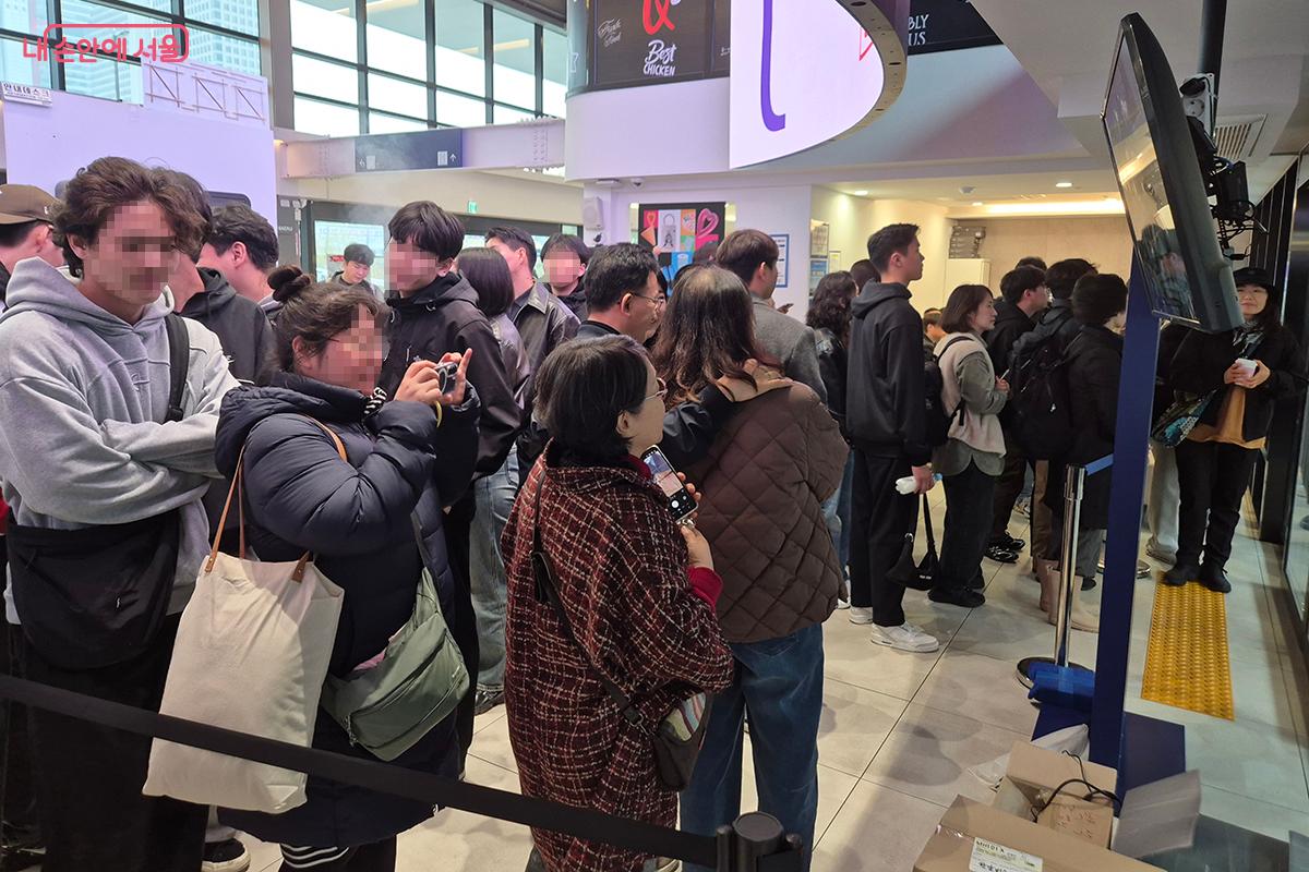 여의도 선착장에는 한강버스를 즐기려는 내외국인 광광객들의 발길이 끊이지 않았다.