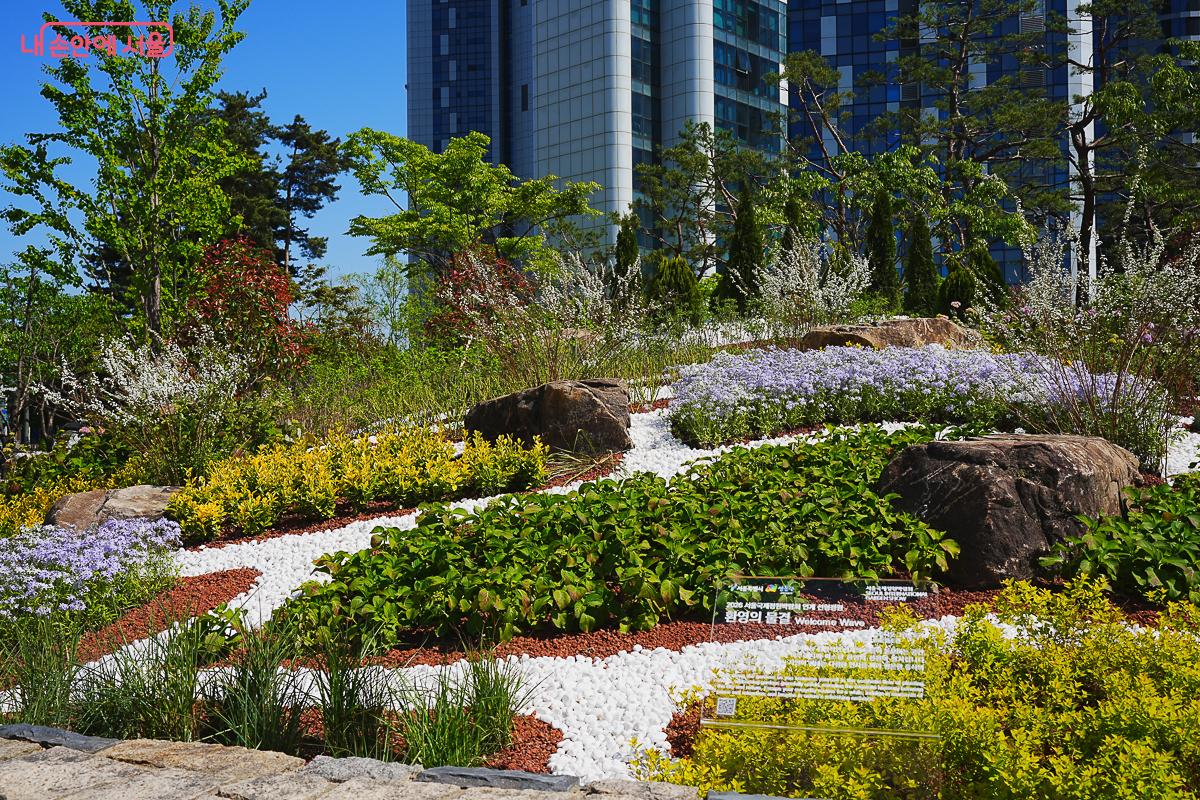 흰 자갈과 다채로운 식생으로 입체감을 더한 '환영의 물결' 정원 &copy;김성무