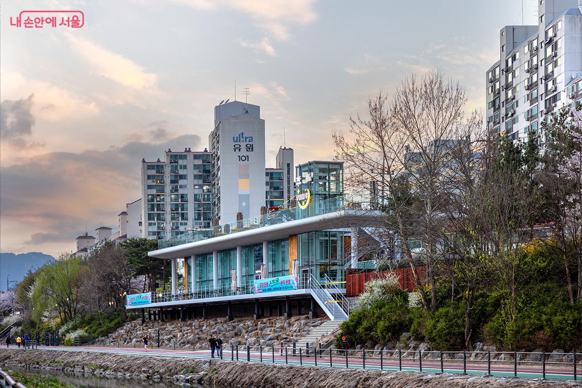 수변활력거점 &lsquo;우이마루&rsquo; 전경 ⓒ장신자