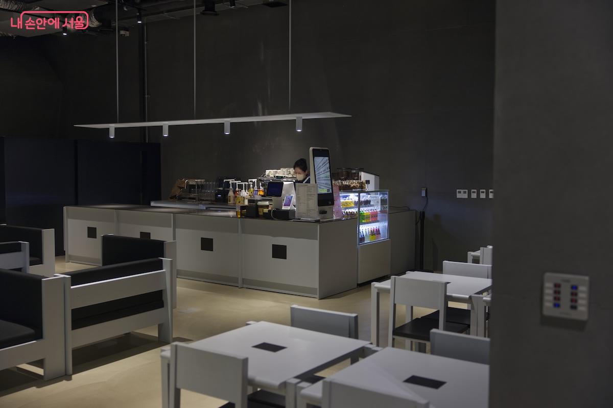 서울시립 사진미술관 1층 카페테리아는 작년 개관 당시 보다 더욱 풍성한 느낌이다. &copy;임중빈