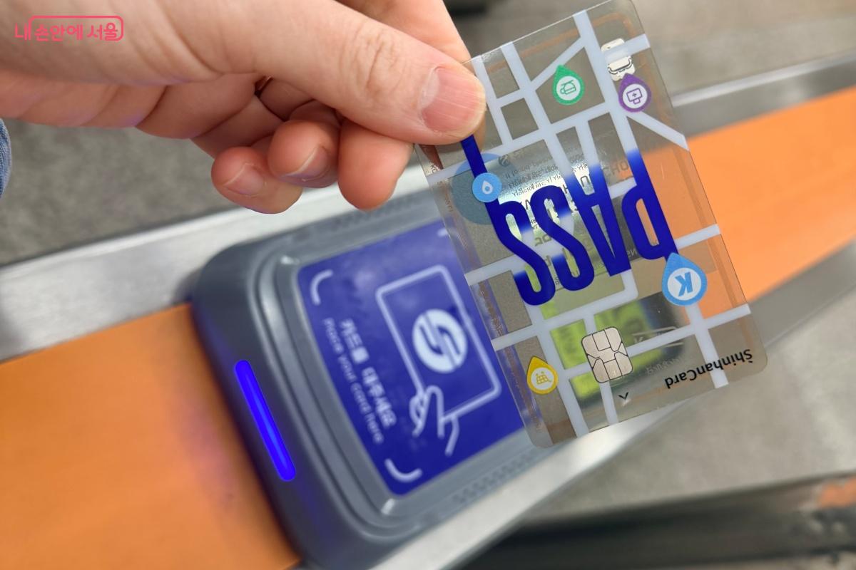 에너지 절감 실천에 동참하기 위해 대중교통을 적극적으로 이용하고 있다. ©노윤지