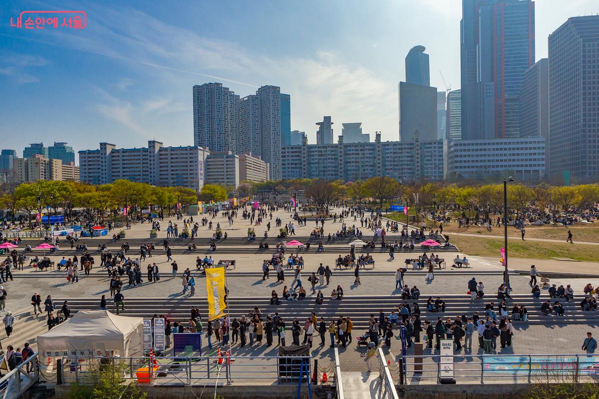 &lsquo;서울스프링페스티벌&rsquo;과 &lsquo;책읽는 한강공원&rsquo; 행사가 열리고 있는 여의도한강공원