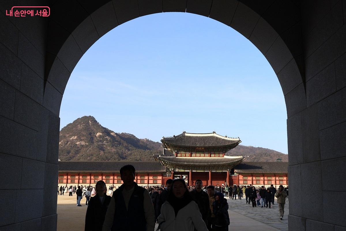 광화문 사이로 보이는 홍예문과 북악산의 웅장한 풍경 &copy;김대진