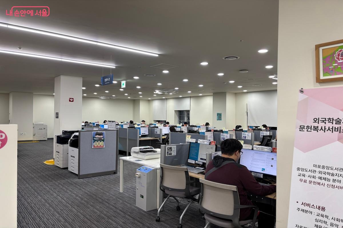 멀티미디어실 내에서 컴퓨터를 이용할 수 있다. &copy;이혜원