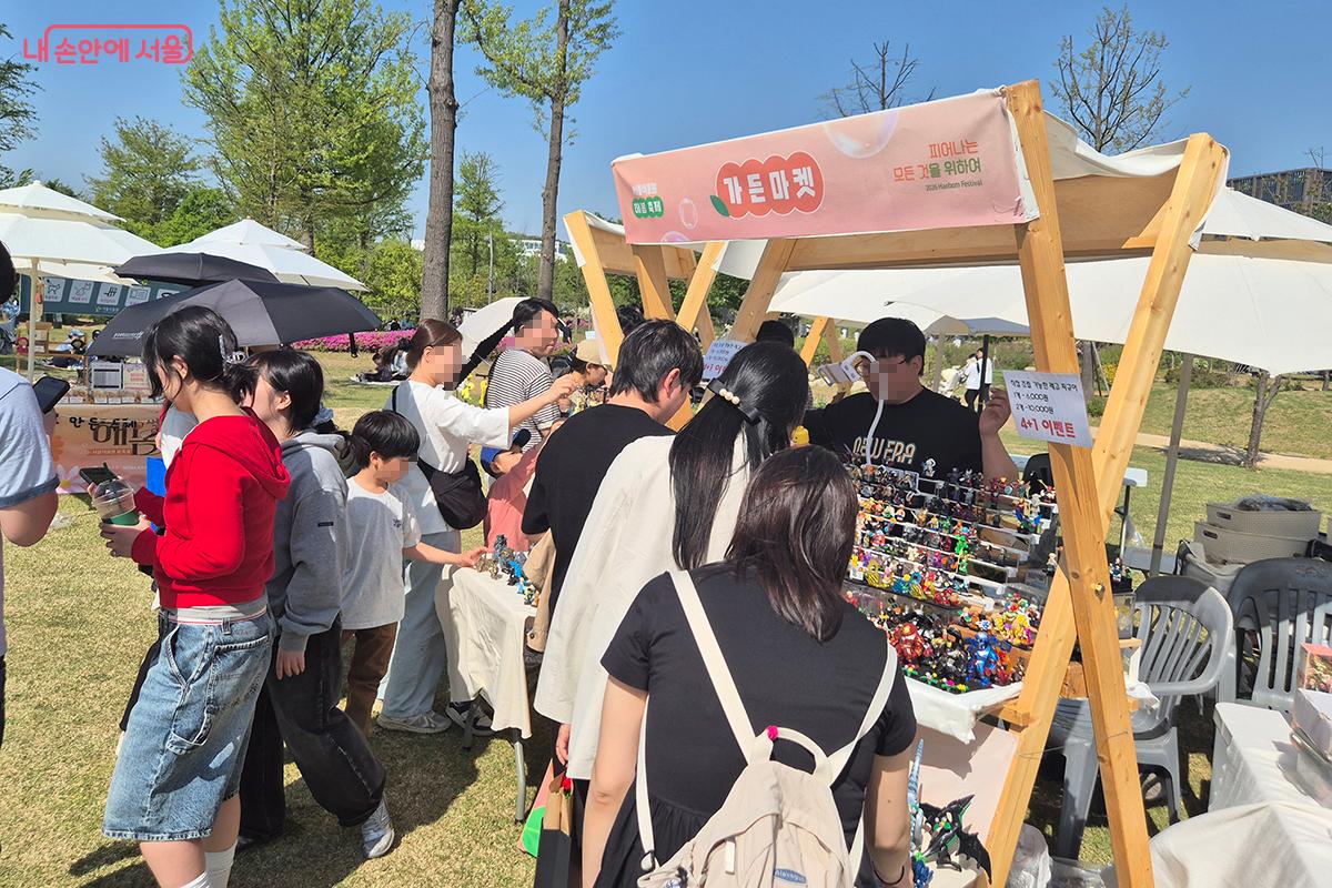 &lsquo;가든마켓&rsquo;은 믿을 수 있는 우수 중소기업들의 정원 관련 제품을 저렴한 가격에 판매했다. &copy;이혜숙