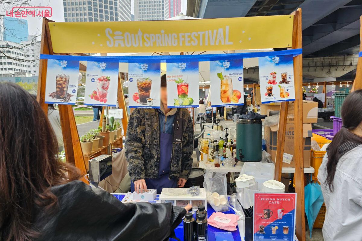 다양한 먹거리와 소품등을 구매할 수 있다