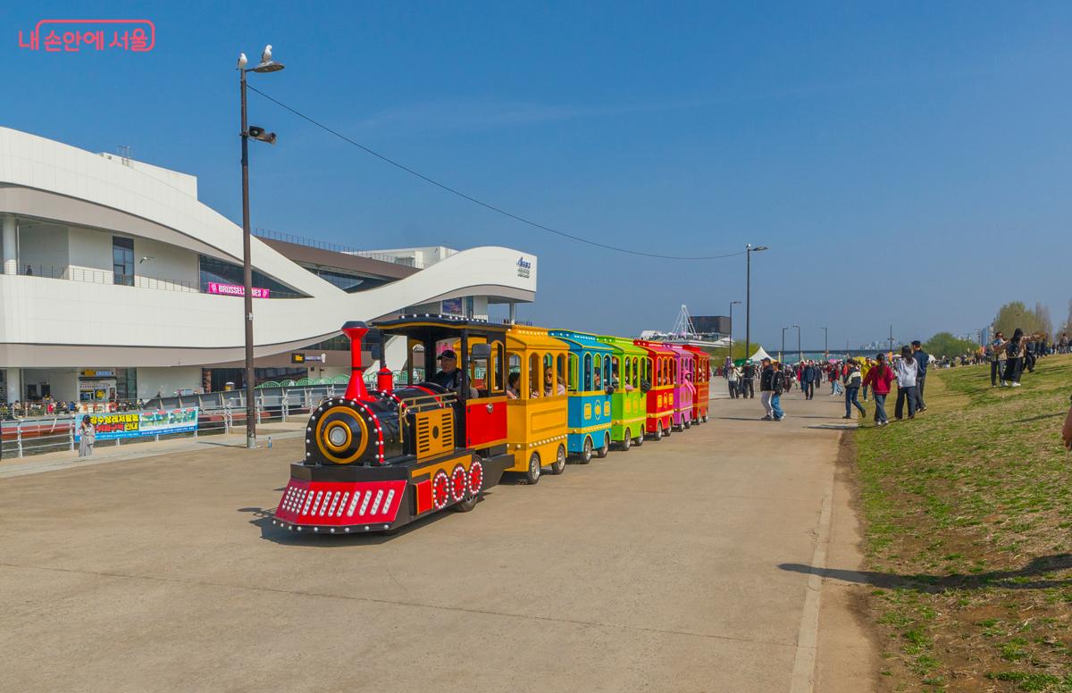 어른들에게는 추억을 주고 아이들에게는 설렘을 주는 봄꽃열차.