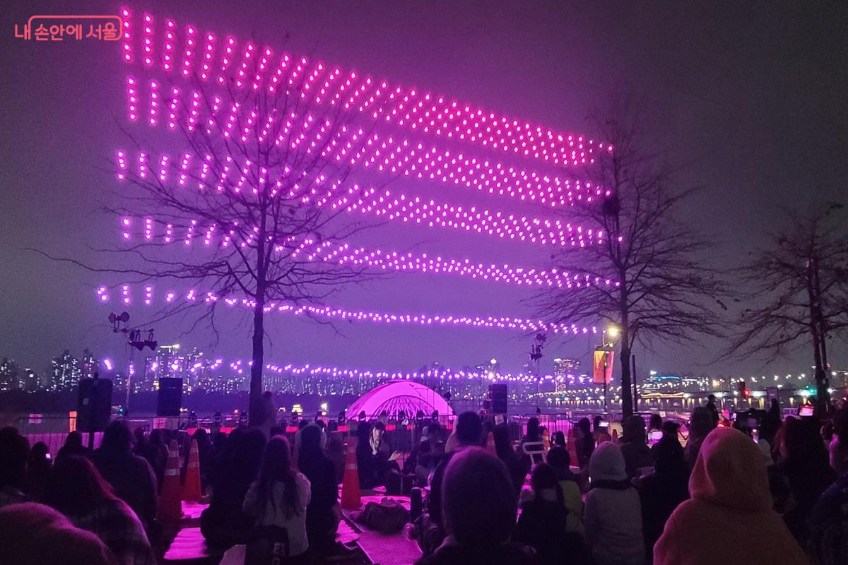 여의도 한강공원 &lsquo;드론라이트쇼&rsquo; 현장에서 드론 퍼포먼스를 관람하는 시민들 &copy;조연