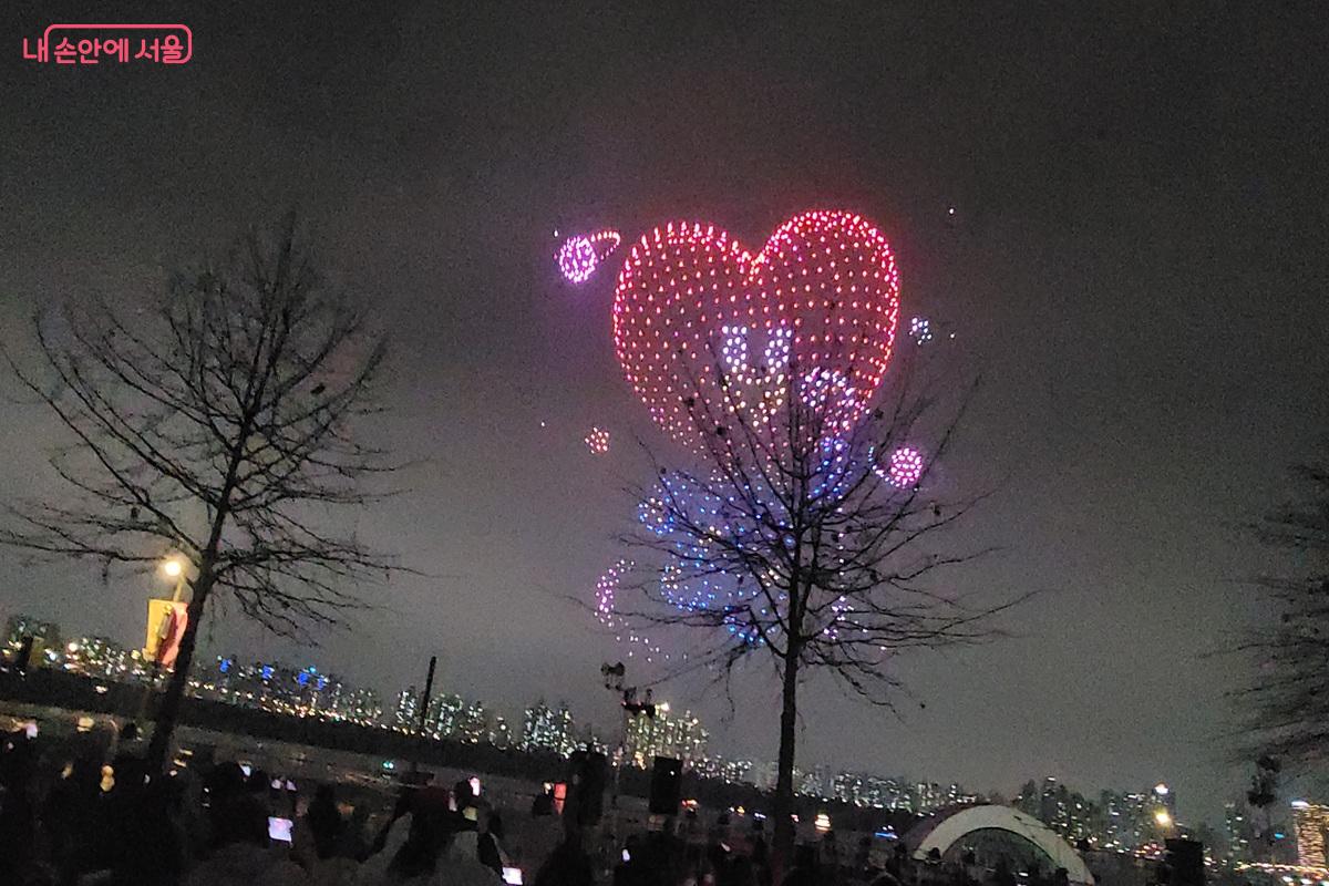 하트 모양으로 변형된 드론 퍼포먼스 &copy;조연