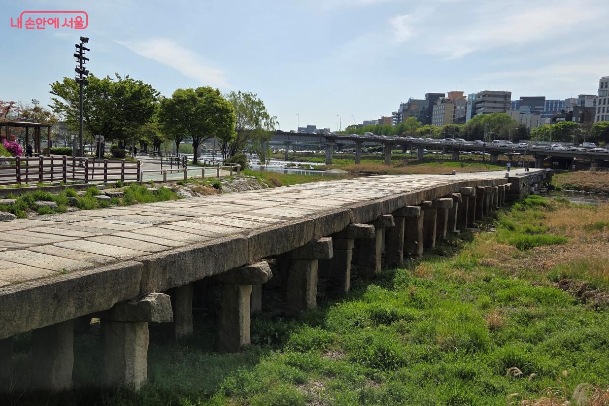 중랑천이 흐르는 곳에 있는 살곶이다리를 걸어본다. &copy;김미선