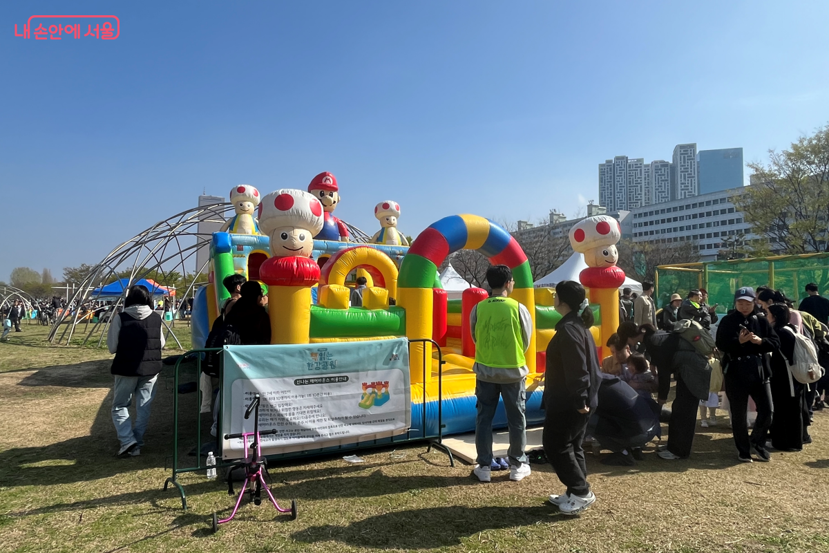 &lsquo;책읽는 한강공원&rsquo;에 마련된 어린이용 에어바운스 시설 &copy;김연희