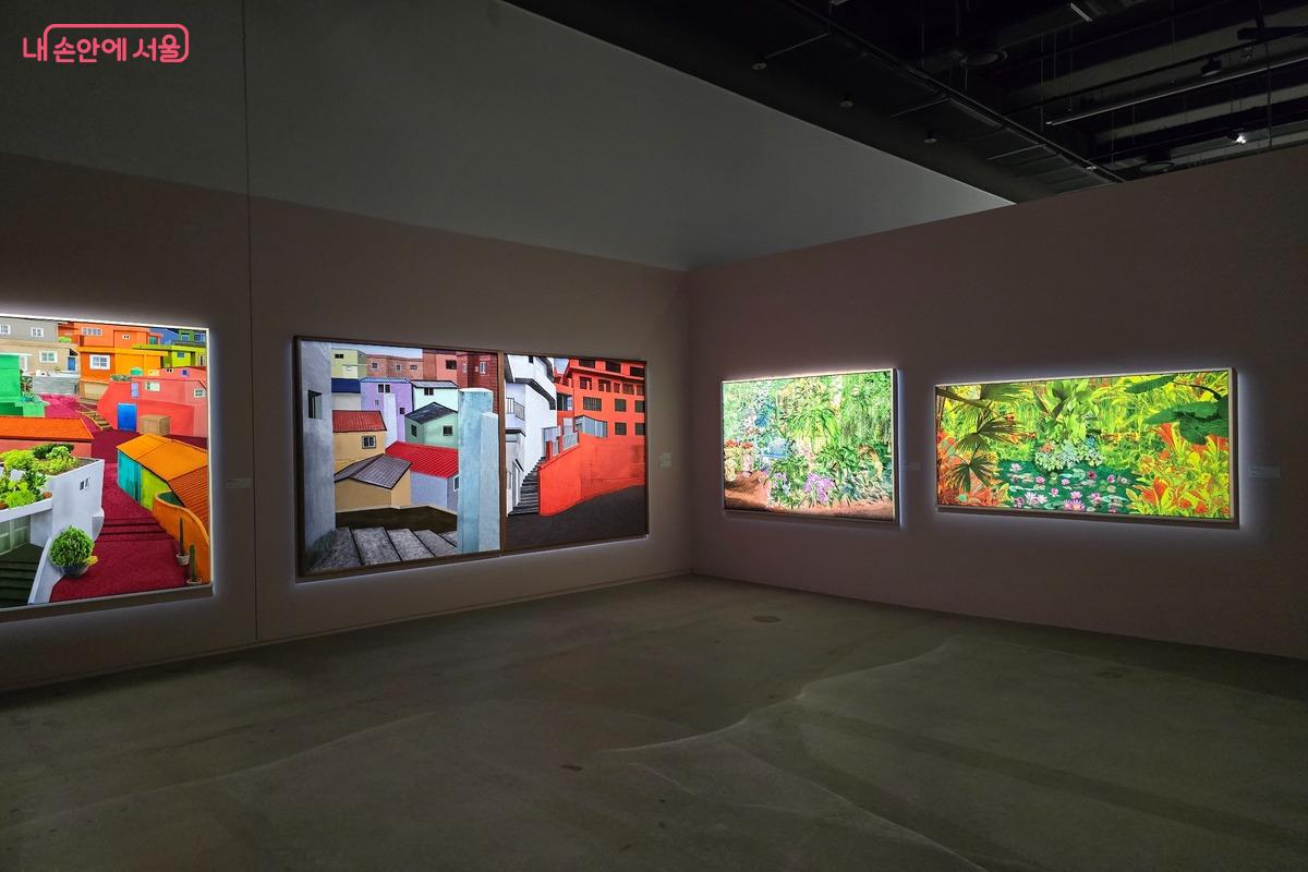 손은영의 <붉은 빌라에서>는 강렬한 색과 오려 붙인 것 같은 화면 구성이 눈길을 끈다. &copy;강사랑