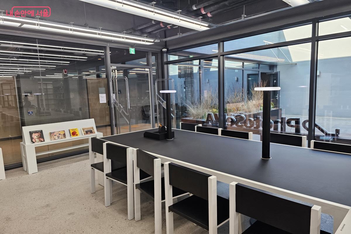 4층 포토 라이브러리도 감각적으로 꾸며져 있다 ⓒ염지연