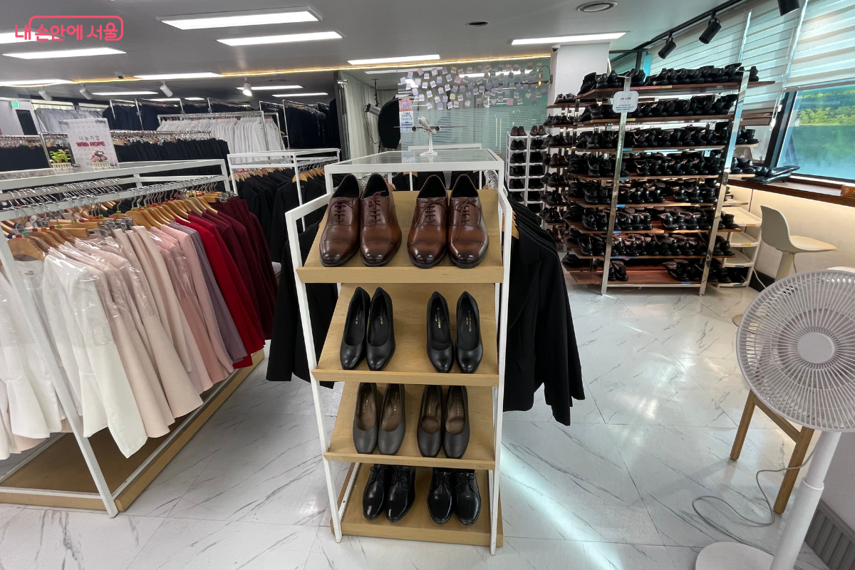 다양한 사이즈와 종류의 정장이 깔끔하게 관리되고 있다. &copy;이서윤