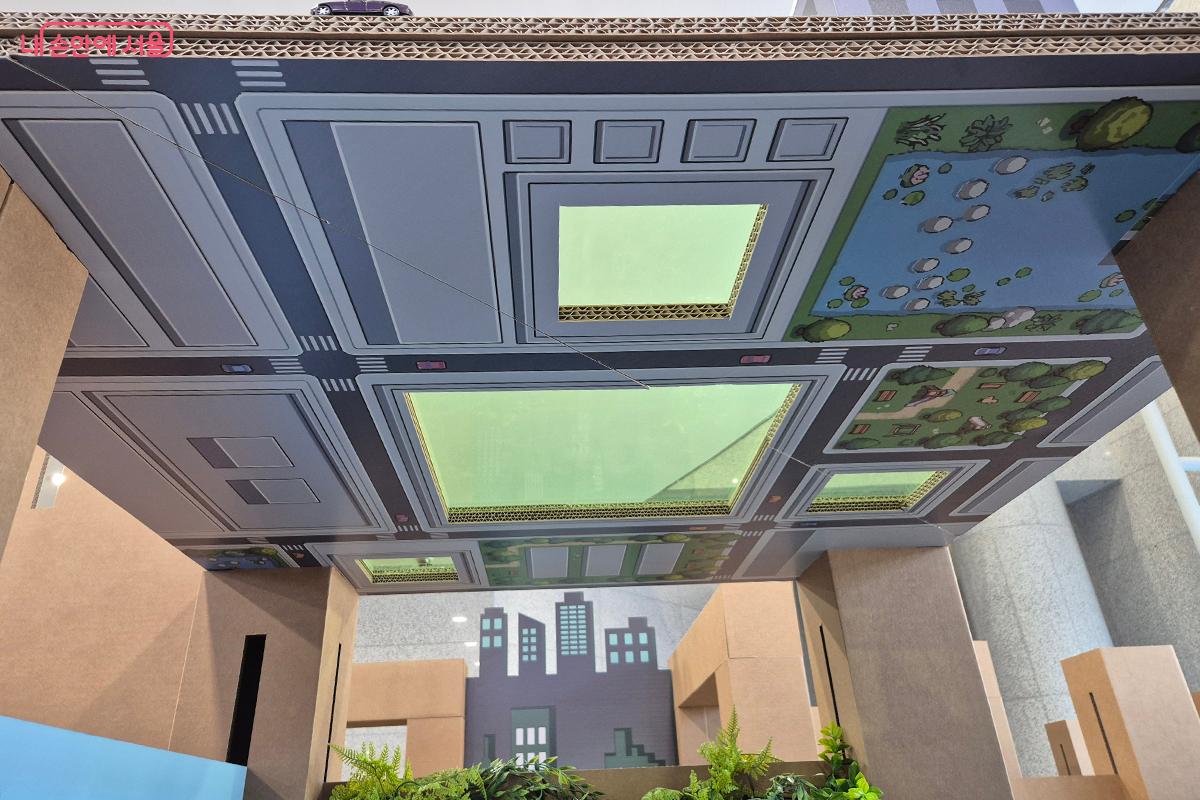 미로를 따라 걸으며 도심 속 미세먼지와 생활 쓰레기들이 빗물과 만나 하천으로 흘러가는 과정을 체험한다. &copy;정향선