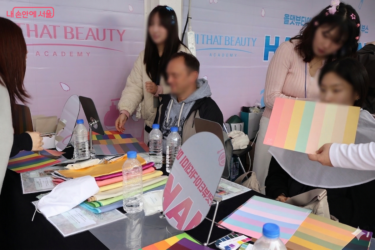 외국인 관람객이 전문가에게 퍼스널 컬러 진단을 받고 있다. ⓒ이봉덕
