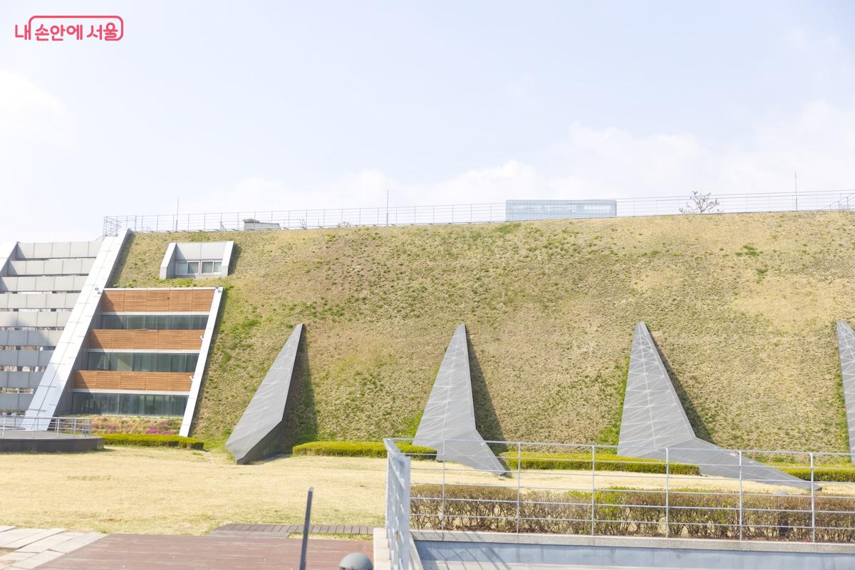 국립중앙도서관 본관 주변 공간과 잔디마당이 인상 깊어 봄 피크닉 하는 느낌이 들었다.