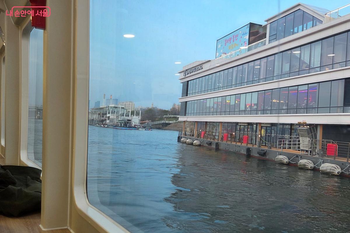 압구청 선착장에서는 트렌저헌트 로고 찾기가 진행된다. &copy;김미선