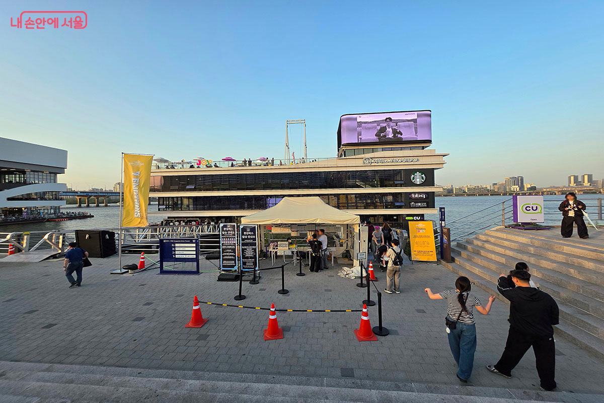 한강버스 여의도선착장 입구, 한강버스 탑승을 확인할 수 있다. &copy;이정민