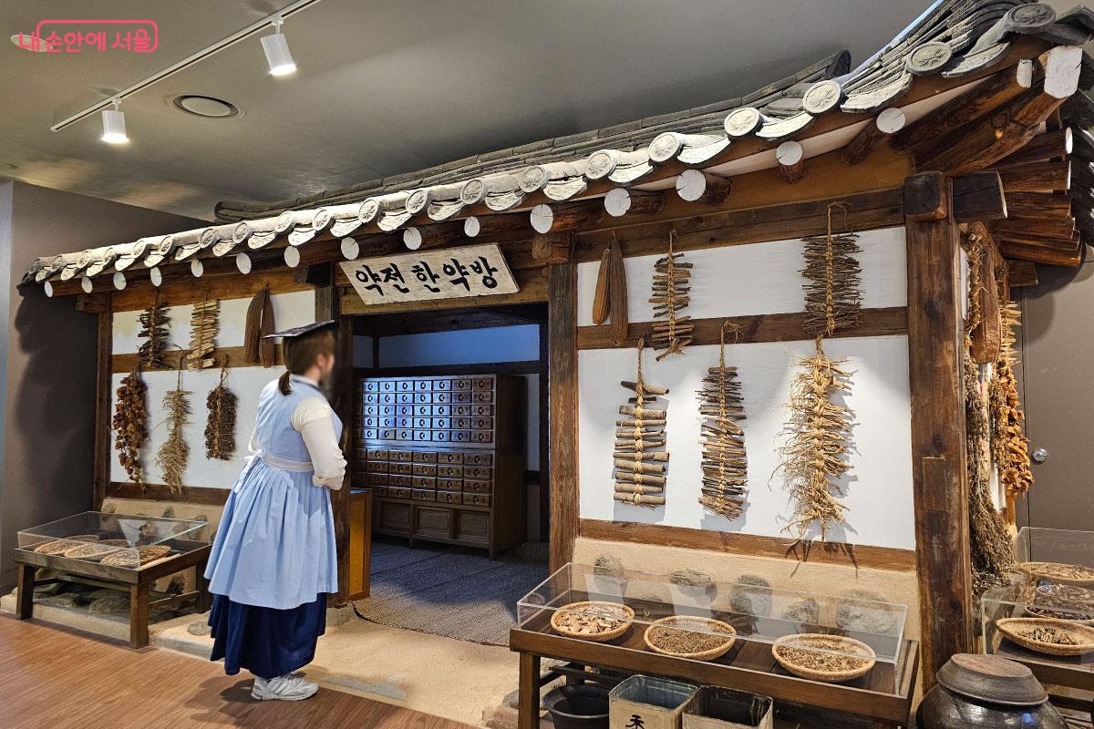 의녀 의상을 입고 사진을 찍을 수 있다. &copy;홍혜수