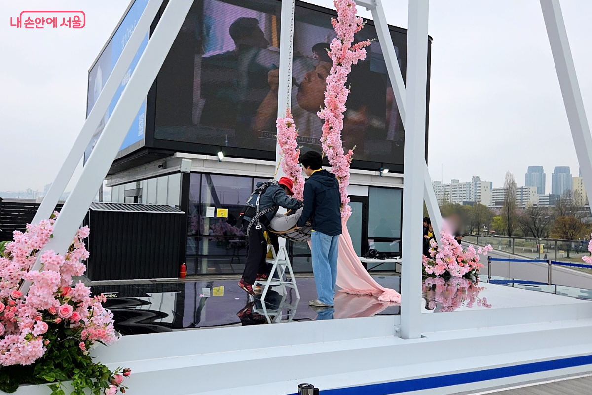 한강그네를 타고 있는 시민의 모습 ⓒ김승아