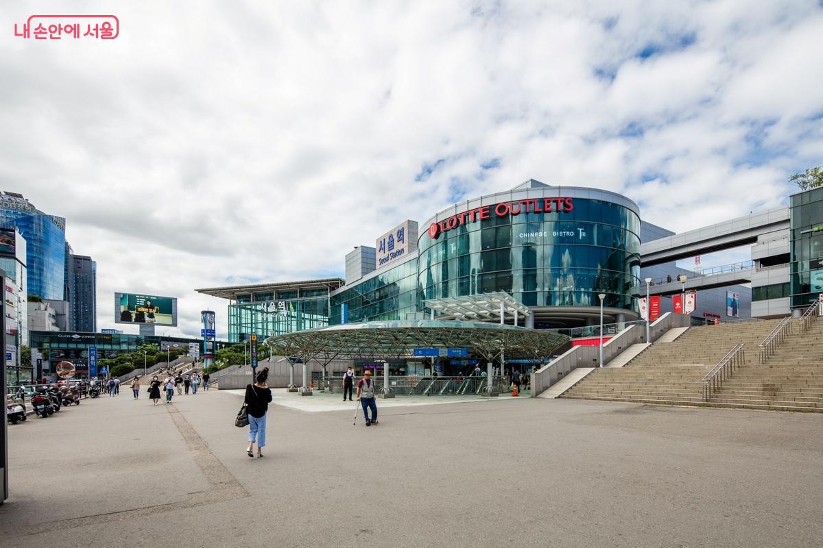 정면에 보이는 둥근 유리 지붕(지하철 서울역 1번 출구)이 과거 서울역 남부역 위치다.(2020년) ©서울연구원