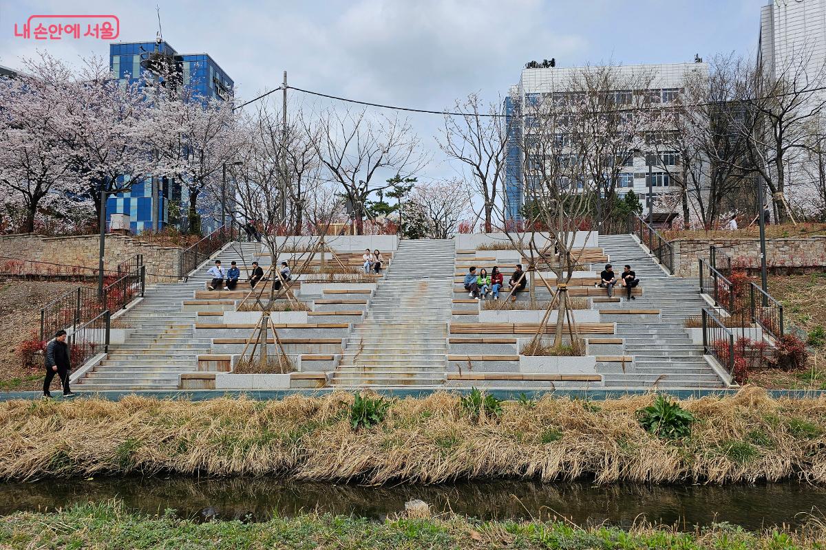 법조단지와 공원, 하천을 자연스럽게 잇는 ‘스탠드’가 놓여 있다. ©백승훈