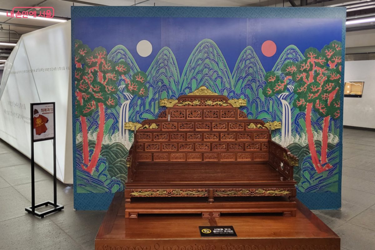 의복을 입고 <일월오봉도> 앞에서 사진을 찍을 수 있는 포토존 &copy;김주희