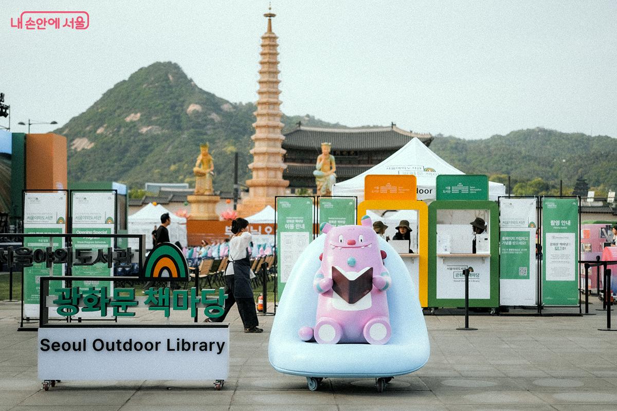 육조마당에도 서가와 함께 공연장이 마련되었다. 아티스트의 공연과 함께 달빛낭만극장이 운영된다. &copy;김아름