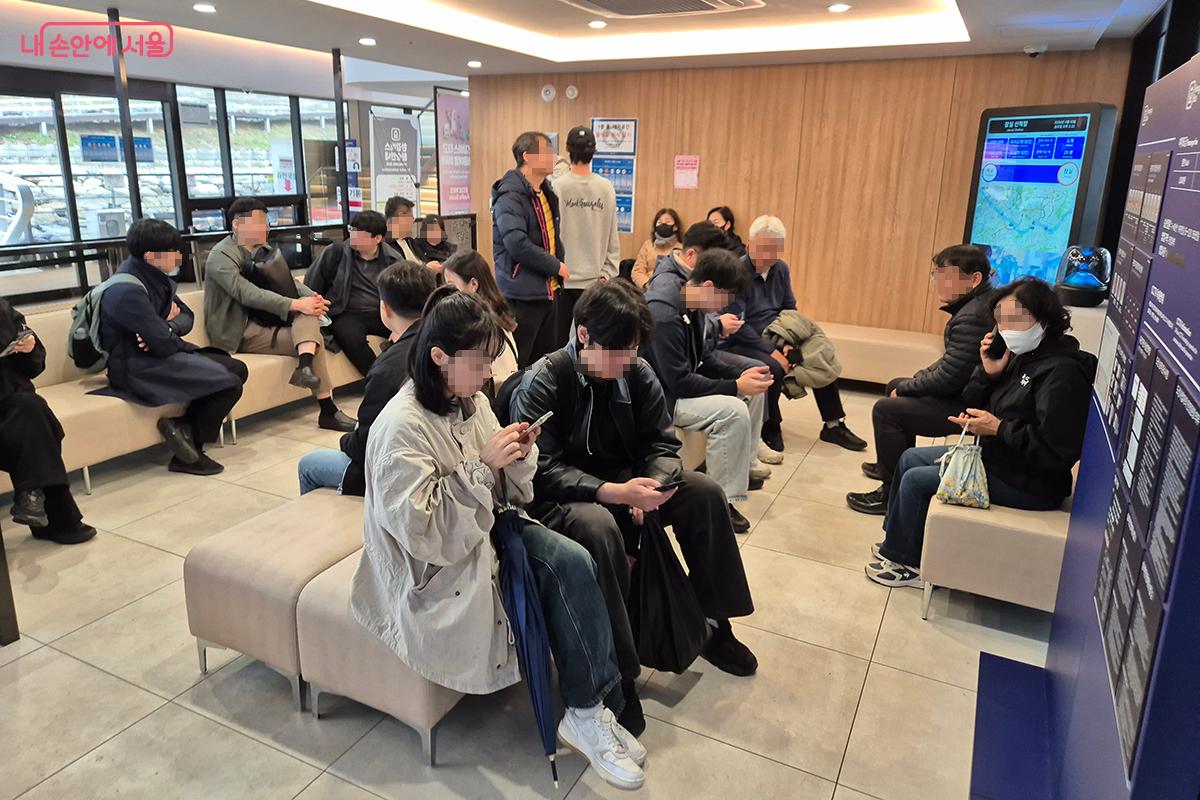 한강버스의 출발점인 잠실 선착장 대기실이 탑승객들로 붐볐다.