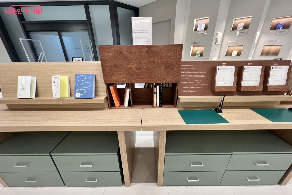 책 속 문장을 써보고 나 자신을 들여다보는 경험이 가능하다. &copy;박지영