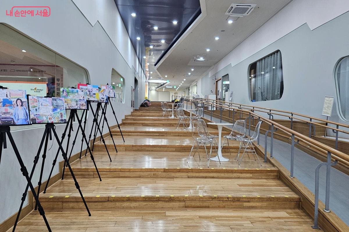 다시가는 캠퍼스 B1, 인생디자인학교 운영 사진 전시 장면 &copy;박창원